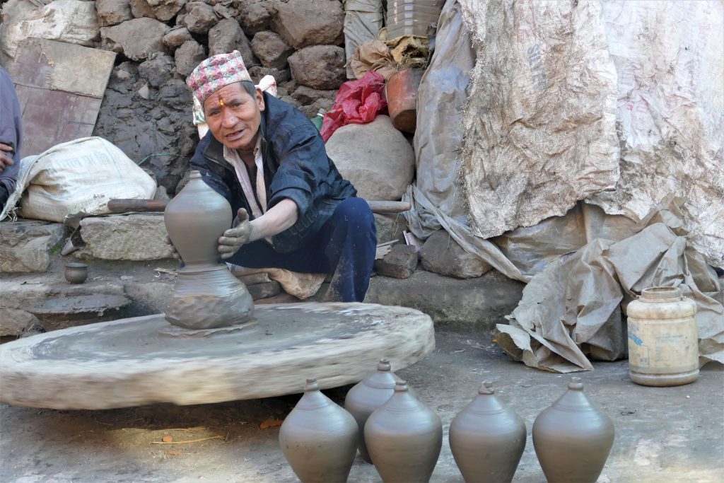 Bhaktapur – Nepalese ambachtman maakt potten op de draaischijf