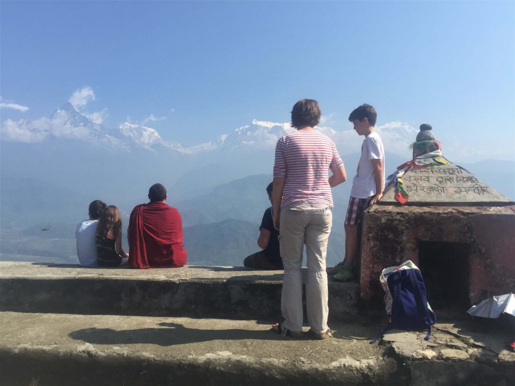 Familiereis Nepal – familie heeft uitzicht op de Himalayas tijdens trekking in de Annapurna