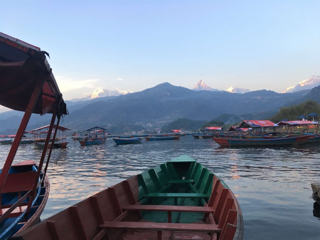 Pokhara – Phewa lake, boottocht bij zonsondergang