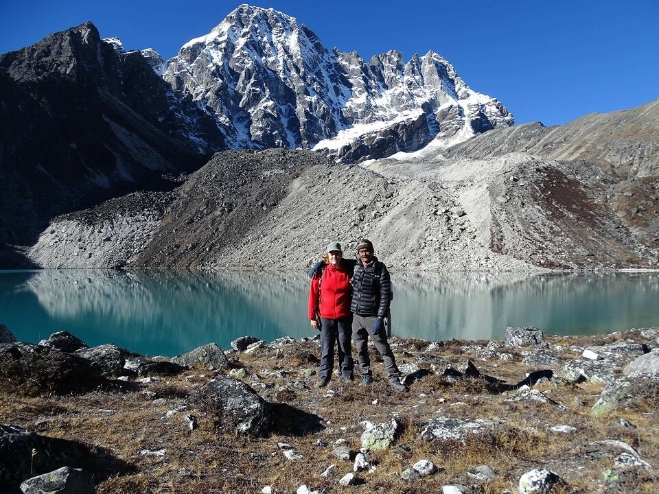 Gokyo valley trek – trekker met gids voor een van de Gokyo meren