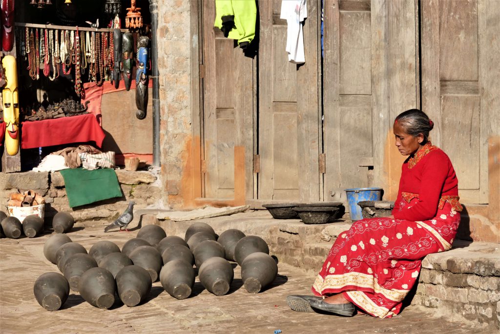 Hoogtepuntenreis – Bhaktapur – drogende potten in Pottery Square in de pottenbakkersstad Bhaktapur