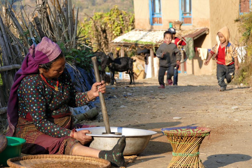 Kathmandu vallei trekking – Nepalese vrouw aan het werk langs de trails