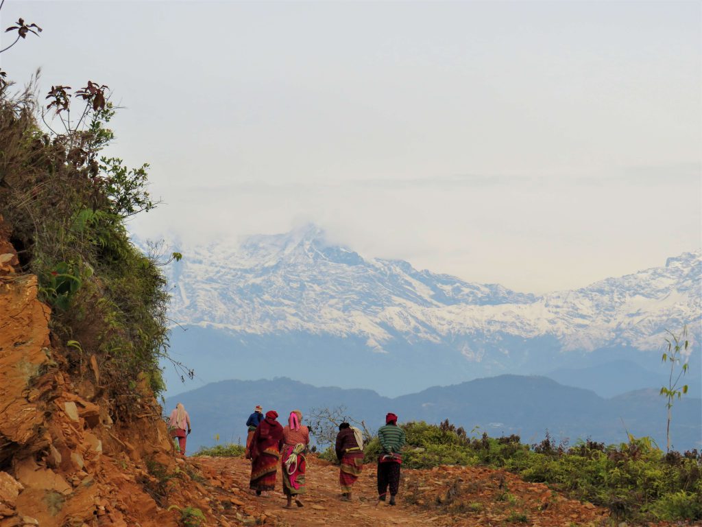 Panchase trekking – lokale Nepalese mensen op de trails met zicht op de Himalayas
