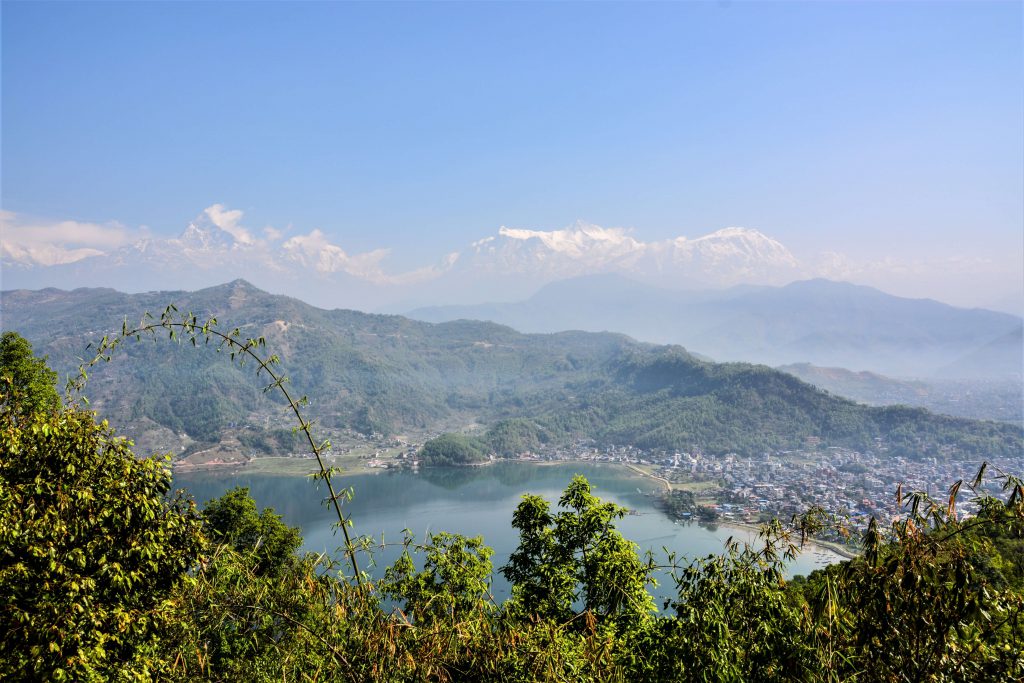 Rondreis in Nepal - Zicht op het Phewa meer en de Himalayas