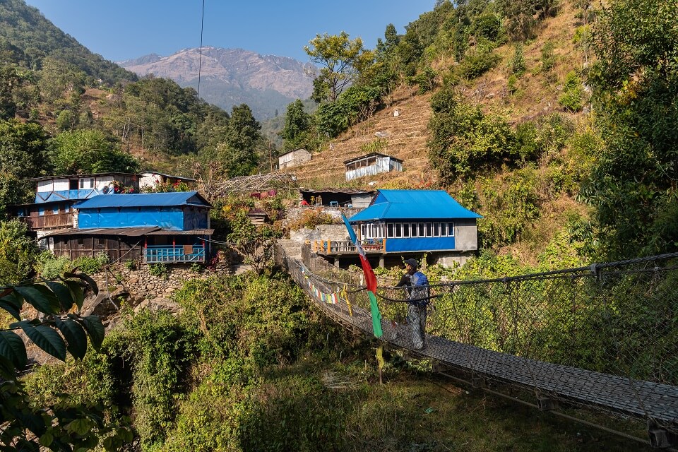 Poon Hill & Muldai Peak trekking – hangbrug en dorpje tijdens de trekking