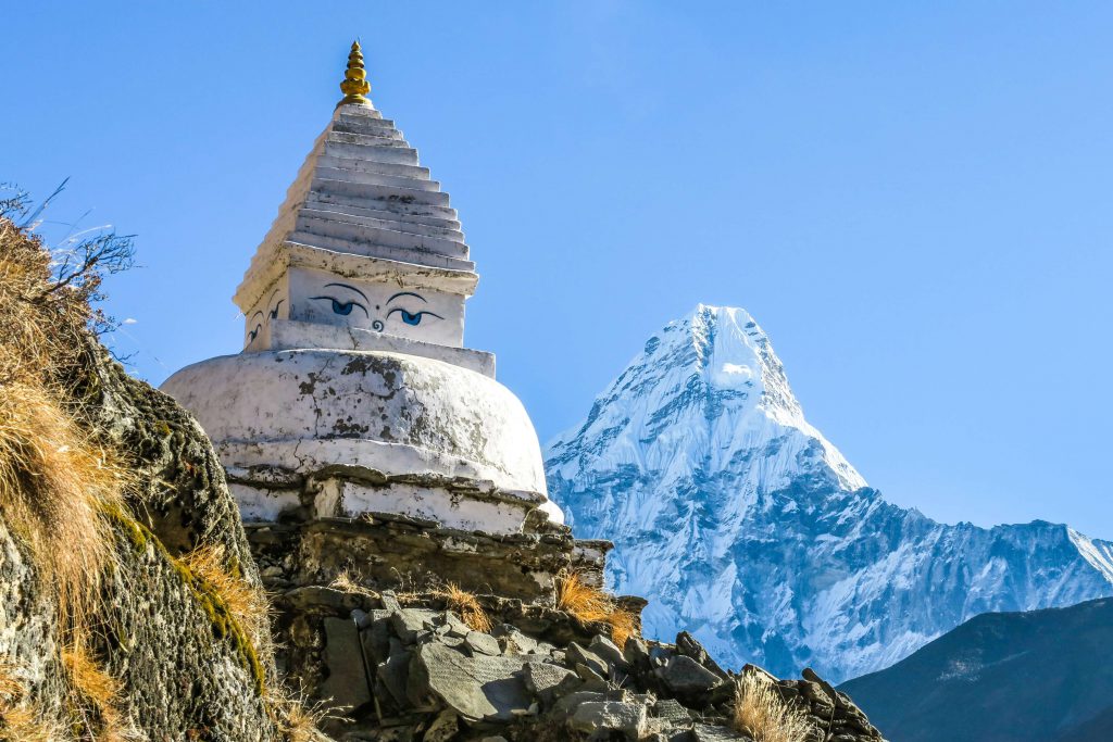Sherpa Culture trekking – Boeddhistische stoepa met op de achtergrond de Ama Dablam