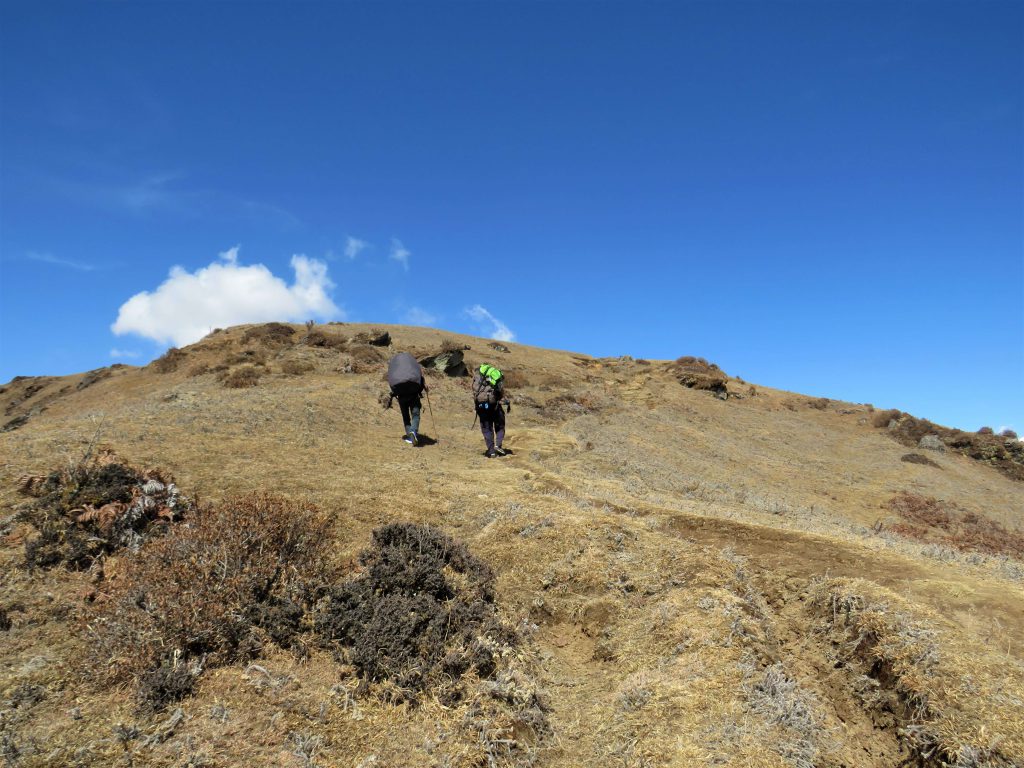 Tamang Heritage trekking – 2 dragers wandelen de bergrug op tijdens de Tamang Heritage trekking