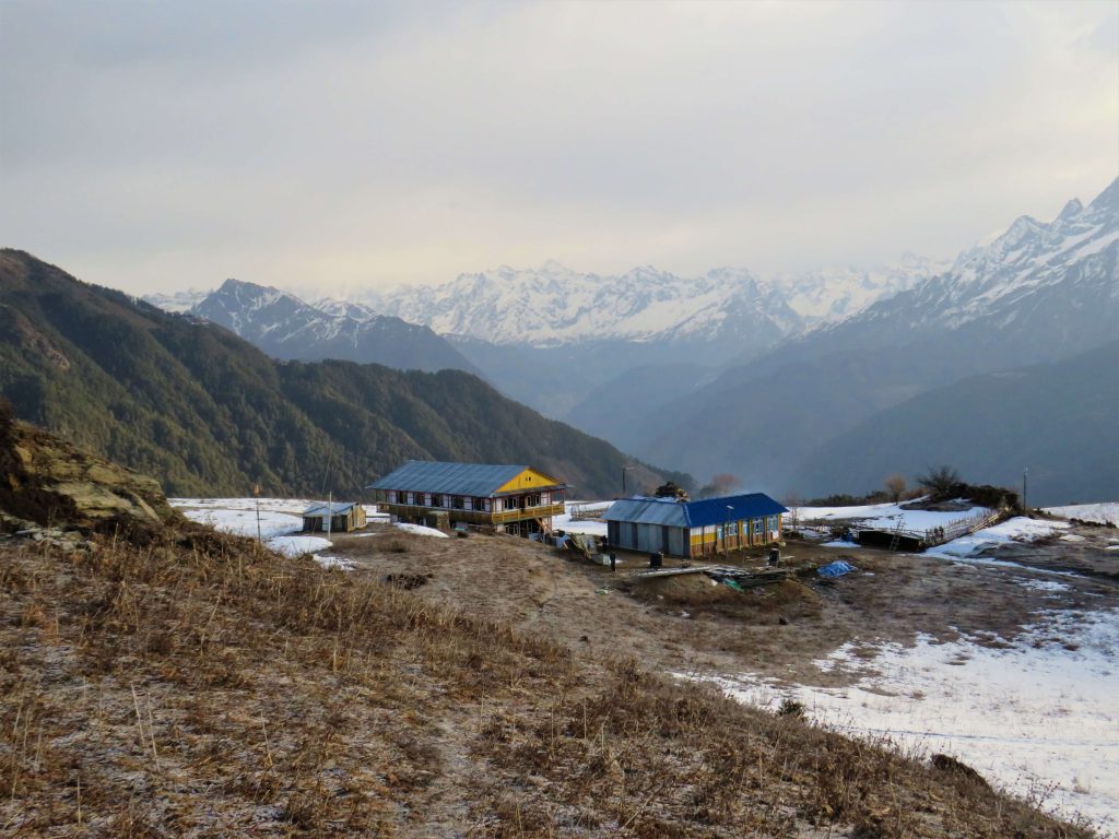Tamang Heritage trekking – dorp met op de achtergrond de Himalayas