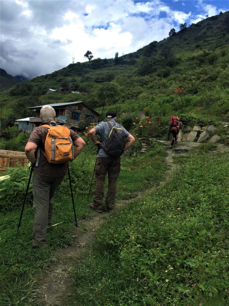 Tamang Heritage trekking – twee trekkers met wandelsticks rusten even tijdens de trekking