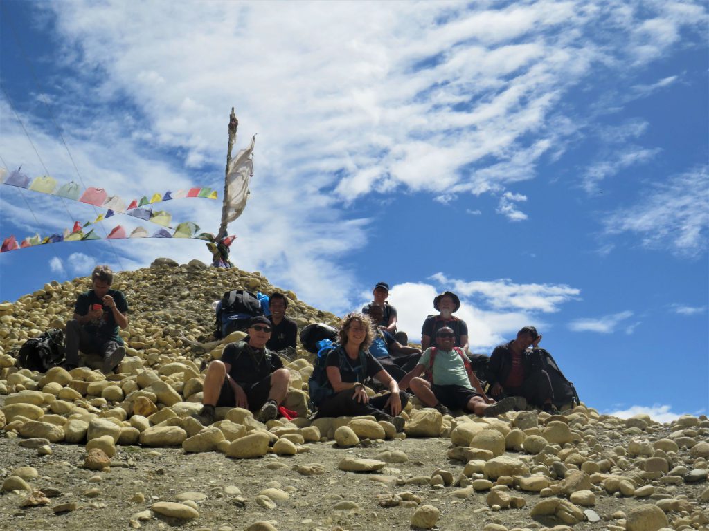 Upper Mustang trekking – groep trekkers rust uit na het bereiken van een bergpas