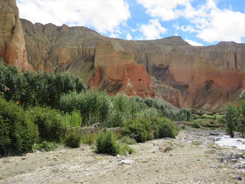 Upper Mustang trekking – prachtige kleurschakeringen in de rotsen tijdens de trekking