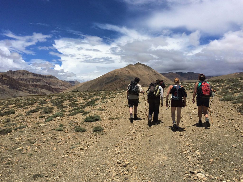 Upper Mustang trekking – trekkers wandelen in het dorre Mustang gebied