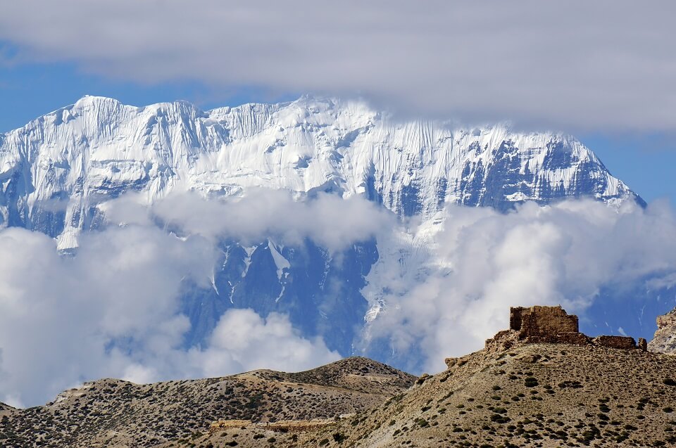 Upper Mustang trekking – zicht op de ijswand van de Nilgiri berg