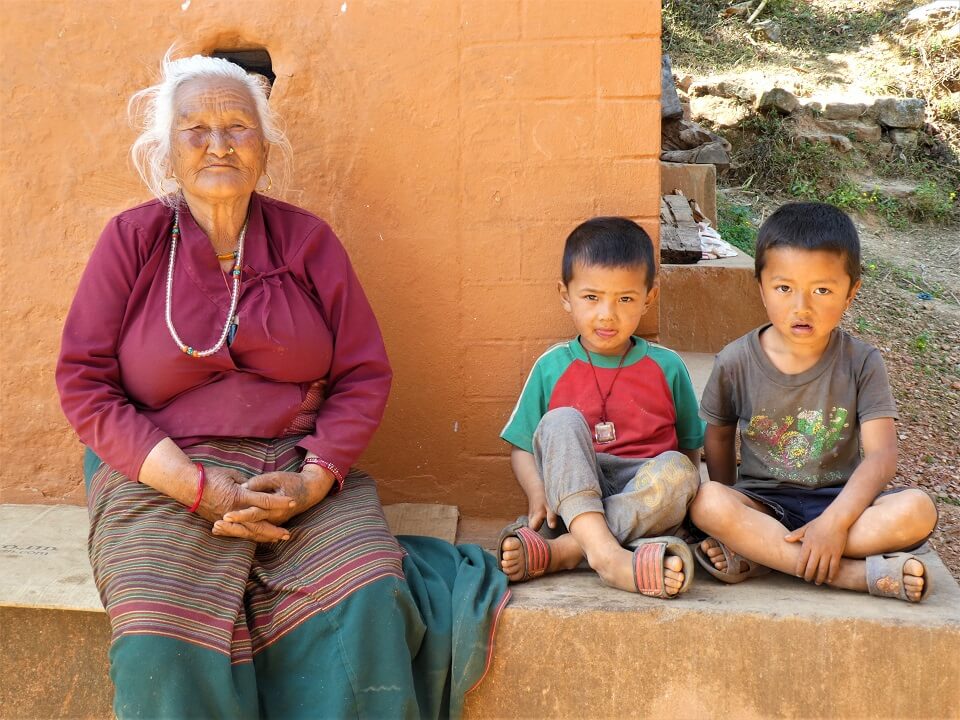 Indigenous people trek – grootmoeder met haar twee kleinkinderen