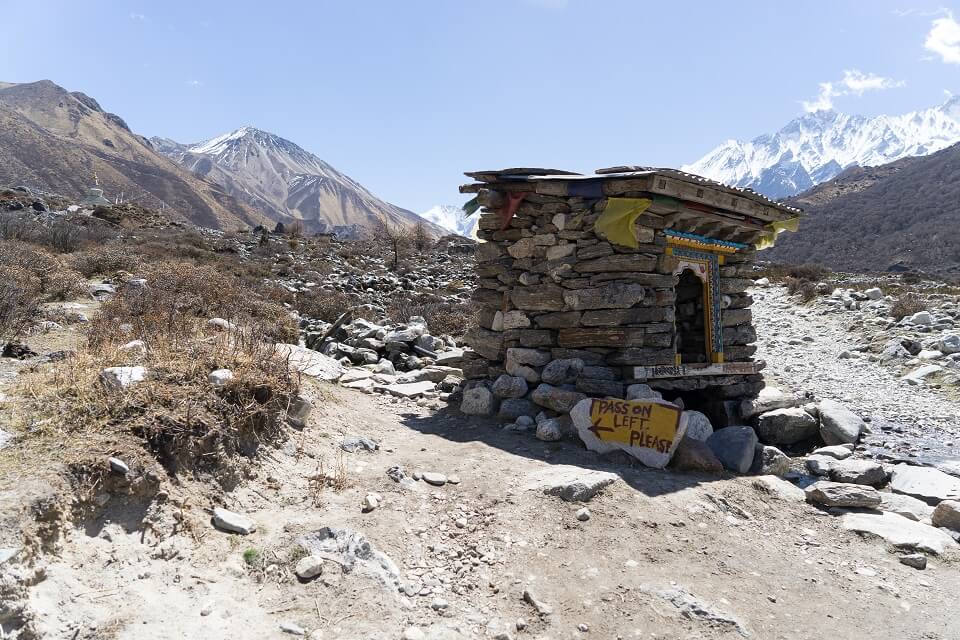 Langtang vallei trekking – passeren van een heiligdom doe je langs links