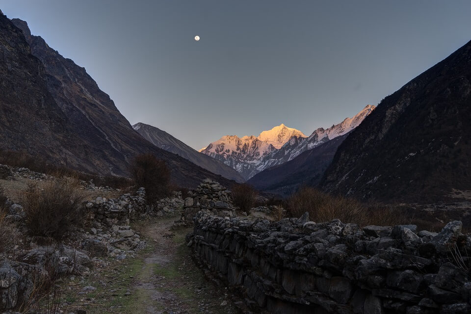 Langtang vallei trekking – zonsondergang in de Himalayas