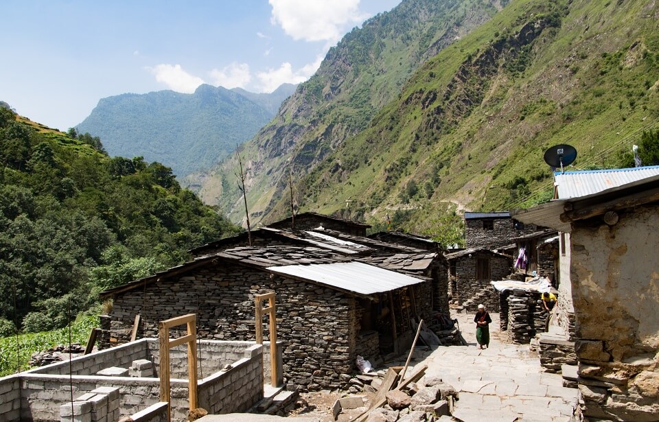 Manaslu met Tsum vallei trek – het dorpje Sirdibas dichtbij Philim