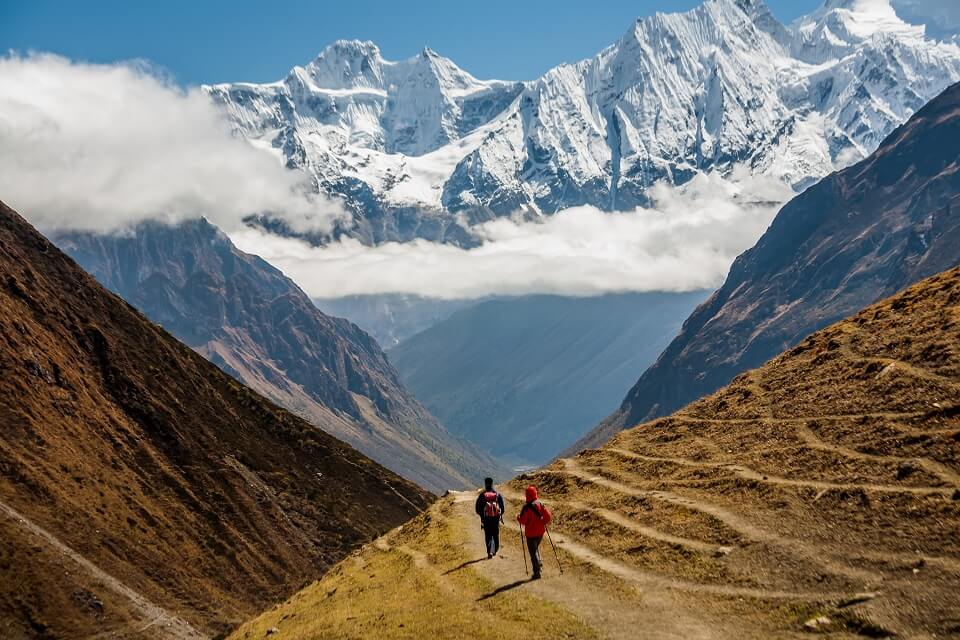 Manaslu met Tsum vallei trek – trekkers wandelen met zicht op de bergen tijdens de Manaslu trekking